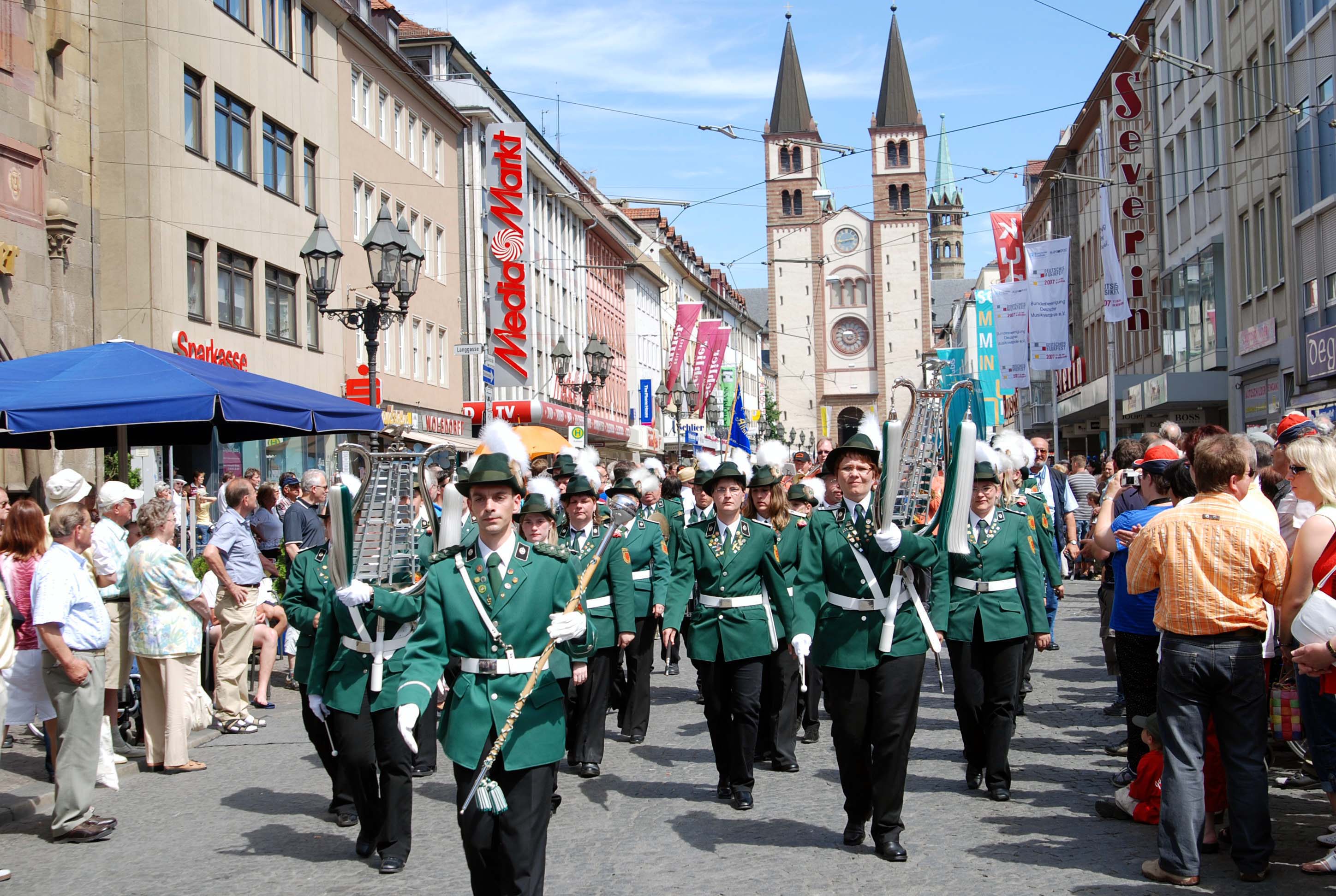 Der Stammzug beim Festumzug des Deutschen Musikfestes durch die Innenstadt von Würzburg